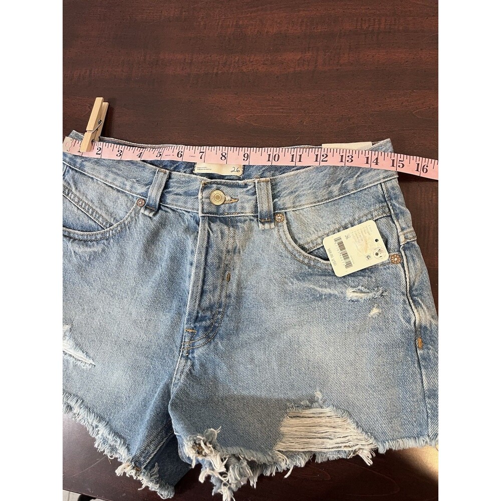 We The Free Womens Size 26 Light Wash Distressed Denim Cut Off Jean Shorts NWT - Picture 3 of 8